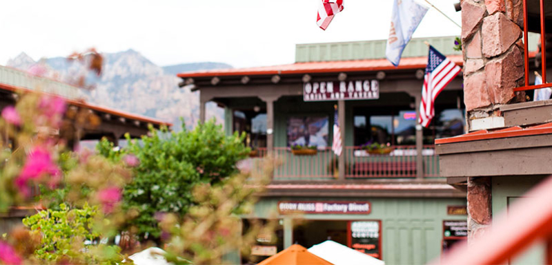 Фотография города с зеленью и домом